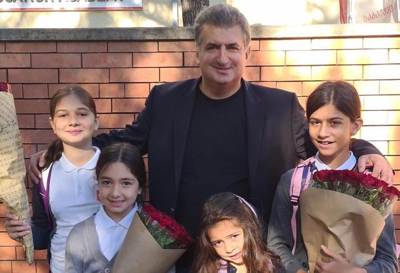 "ჩემი უძლეველი რაზმი" - გია ბაღაშვილმა ოთხივე ქალიშვილი სკოლაში მიაცილა: რას წერს მუსიკოსი?