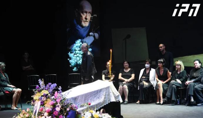 მარჯანიშვილის თეატრში მსახიობ მიხეილ გომიაშვილის სამოქალაქო პანაშვიდი მიმდინარეობს