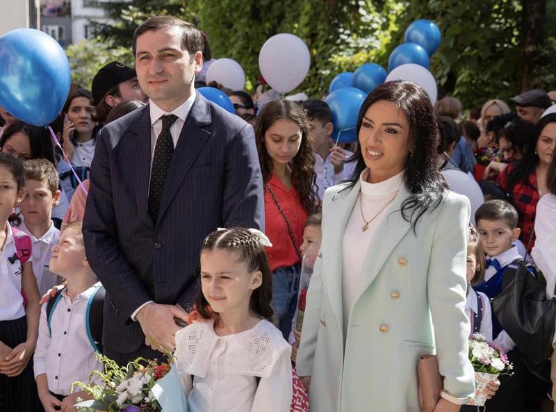 თორნიკე რიჟვაძემ ქალიშვილი საჯარო სკოლაში შეიყვანა - რას წერს აჭარის მთავრობის თავმჯდომარე?