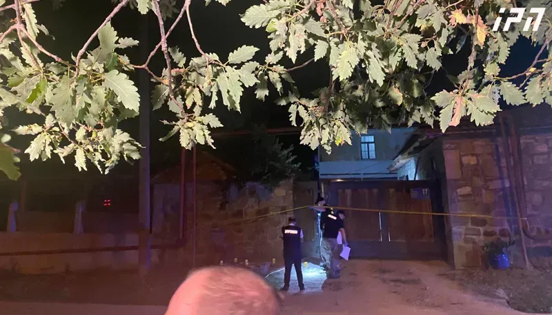 კიკეთში, 54 წლის მამაკაცის მიერ ავტომატური ცეცხლსასროლი იარაღით დაჭრილი 6 პირიდან ერთი გარდაიცვალა - რას აცახდებს შსს