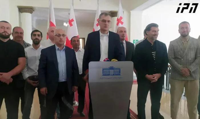 "ხალხის ძალა" თვლის, რომ ამერიკელი და ევროპელი ლიდერების ჩამოსვლის მიზანი რადიკალიზმია და "ხელისუფლებამ უნდა იმსჯელოს, იმსახურებენ თუ არა ისინი შემოშვებას"