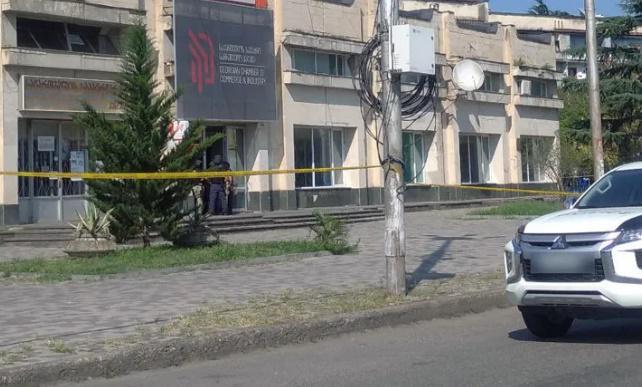 გავრცელებული ინფორმაციით, თავდამსხმელმა "საქართველოს ბანკის" ფილიალიდან რამდენიმე მძევალი გაათავისუფლა