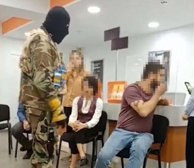 "თქვენ რომ გხედავთ, ჩვენ ცუდად გვექცევა" - ბანკში შეჭრილი პირის მოთხოვნით, მძევლებმა სამართალდამცველებს ტერიტორიის დატოვებისკენ მოუწოდეს