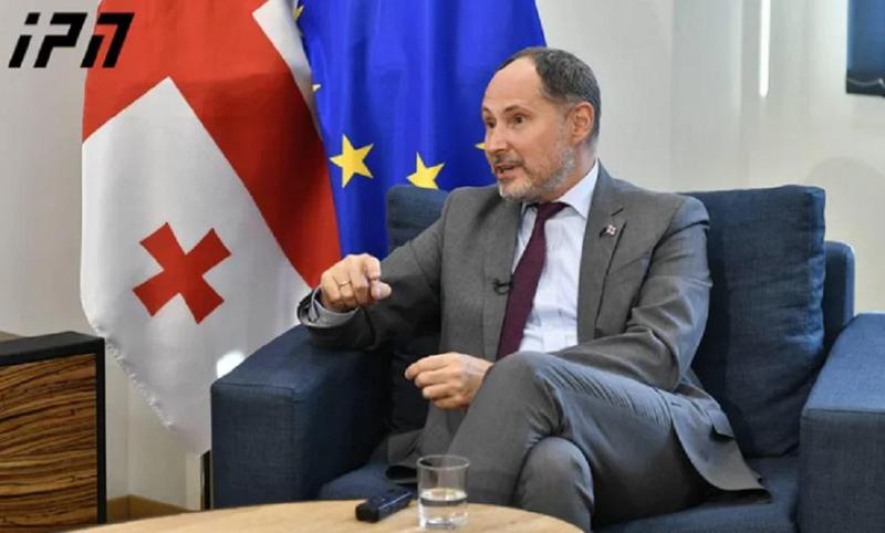 "ეს ბრალდებები სუფთა სისულელეა - ბოდიშს ვიხდი, რომ ვარ იმდენად უხეში, რამდენადაც შესაძლებელია" - რას ამბობს ევროკავშირის ახალი ელჩი ე.წ. მეორე ფრონტსა და დეოლიგარქიზაციაზე