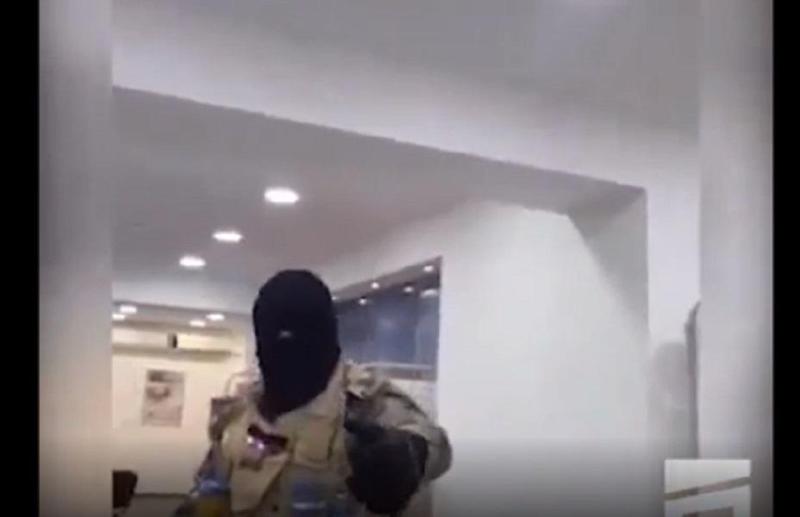 ქუთაისში "საქართველოს“ ბანკში შეჭრილი მძარცველი 2 მილიონი დოლარის მისატანად  3-საათიან ვადას აწესებს (ვიდეო)