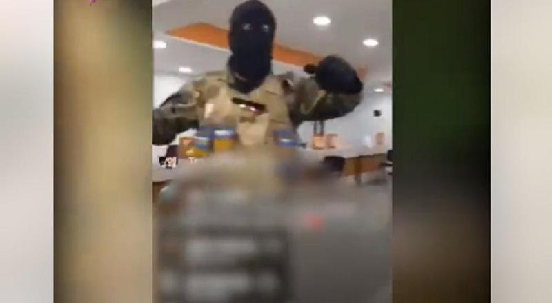 "ფისოებო, 2 მილიონი დოლარი მოიტანეთ.." - რას ამბობს ქუთაისში, "საქართველოს ბანკზე" თავდამსხმელი და რა ვიდეო ვრცელდება ბანკის შენობიდან