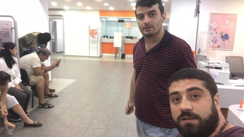 "რომ დავინახეთ, ქალები ძალიან განიცდიდნენ, შევეცადეთ ხუმრობით გაგვენეიტრალებინა სიტუაცია, იმ ადამიანსაც კი ეცინებოდა..." - რას ჰყვებიან ბიჭები ქუთაისიდან, რომლებმაც მძევლობა გამოიარეს?