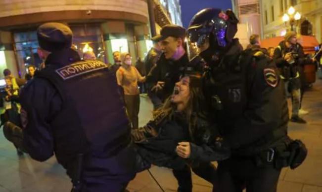 რუსეთში მასშტაბური დაკავებები გრძელდება - 37 ქალაქში გამართული პროტესტი და 900-მდე დაკავებული