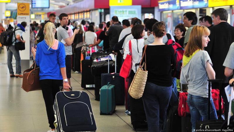 მოსკოვიდან სტამბოლის, ერევნის, ბაქოს და სხვა მეზობელი ქვეყნების მიმართულებით ავიაბილეთები აღარ იშოვება - მობილიზაციის გამოცხადების შემდეგ, რუსები ქვეყნიდან გარბიან