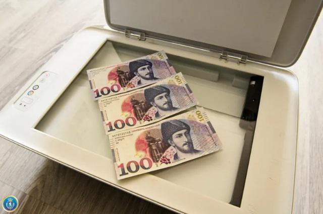 თბილისში მამაკაცი ყალბ 100-ლარიანებს ამზადებდა და რეალიზაციას სავაჭრო ქსელში ახდენდა - რა განცხადებას ავრცელებს საგამოძიებო სამსახური?