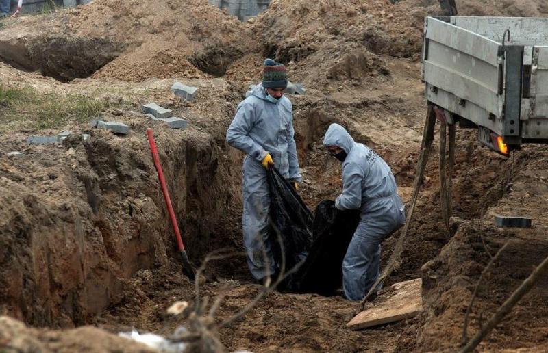 იზიუმის მასობრივ საფლავში აღმოჩენილი ცხედრების უმეტესობა ქალია, არიან ბავშვებიც - "ვნახეთ ცხედრები კისერზე თოკით, შეკრული ხელებით, მოტეხილი კიდურებით..."