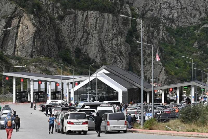 "უღელტეხილზე უმოძრაოდ მყოფი ტრანსპორტის გრძელი რიგია" - რას წერს CNN-ი ლარსზე არსებულ ვითარებაზე