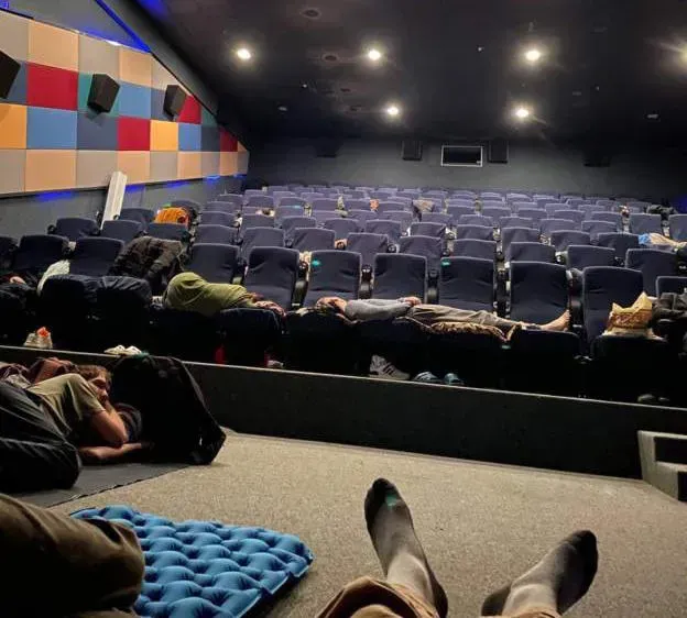 "მობილიზაციის გამო რუსეთიდან გამოქცეული მოქალაქეების ნაწილი ყაზახეთში კინოთეატრში ათევს ღამეს" - BBC