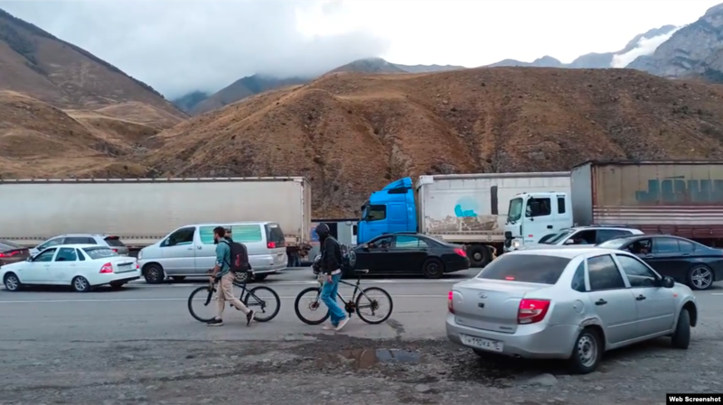 "ბოლოს და ბოლოს თავისუფლების მიწაზე მოვხვდი" - ვითარება ლარსზე და ადამიანების ემოციები, რომლებმაც საქართველოში შემოსვლა შეძლეს