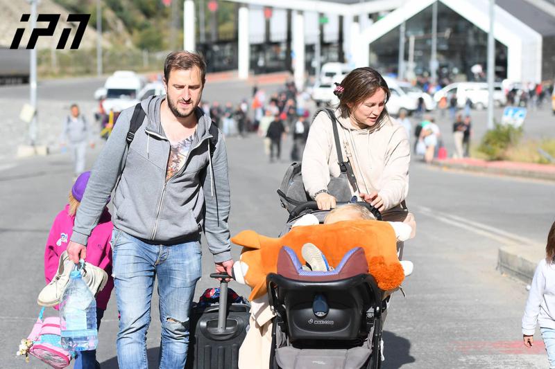 "ველოსიპედებით ჩამოვედით... ათასობით ადამიანი ჯერ კიდევ ნეიტრალურ ზონაშია. მე ვიცი, რომ საქართველოს ტერიტორიები ოკუპირებულია“ - ვითარება ლარსზე: რას ამბობენ რუსეთიდან გამოქცეულები? (ფოტოები)