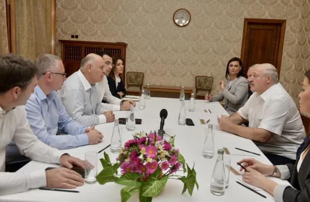 ლუკაშენკომ განაცხადა, რომ აფხაზეთში პუტინთან შეხვედრის შემდეგ ჩავიდა - "გუშინ ჩვენს უფროს ძმასთან, ვლადიმერ ვლადიმერის ძესთან აფხაზეთის პრობლემები განვიხილეთ"