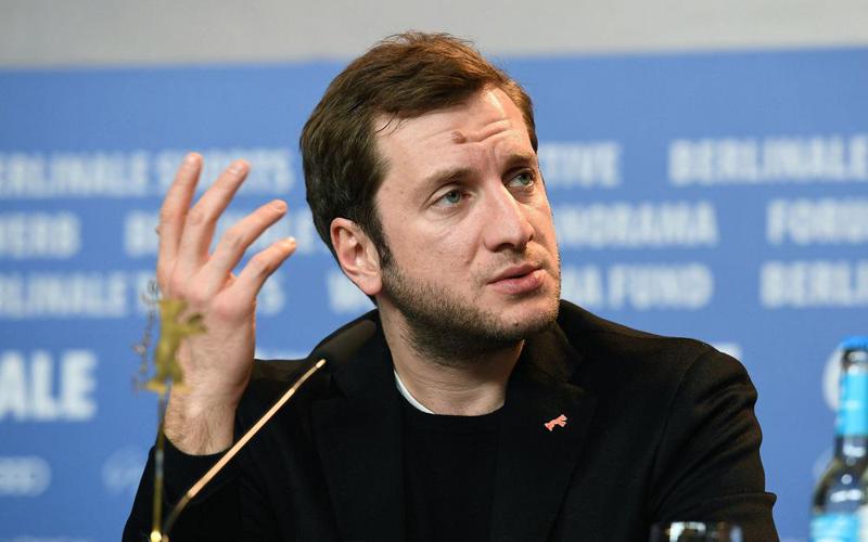 რუსეთში მცხოვრები რეჟისორი რეზო გიგინეიშვილი წერს, რომ საქართველოს ტერიტორიები ოკუპირებულია და რუსებს ამის აღიარებისკენ მოუწოდებს