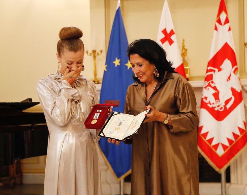 პრეზიდენტმა სალომე ზურაბიშვილმა მომღერალი ნათია თოდუა ღირსების მედლით დააჯილდოვა