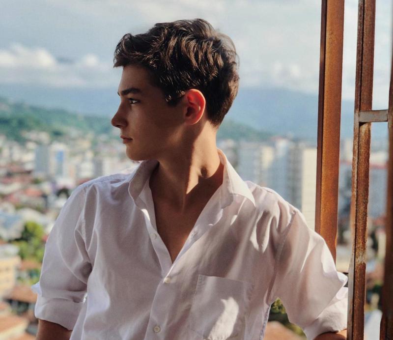 "დირექტორმა ჩემს მშობლებს უთხრა, დღეს დროშა ჩამოხია, ხვალ შეიძლება ჩემს რუს მოსწავლეს თვალი გამოთხაროსო“ - რას ჰყვება ბიჭი, რომელმაც სკოლაში რუსეთის და ე.წ. აფხაზეთის დროშების გამოფენა გააპროტესტა