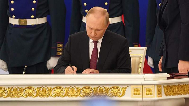 კრემლში უკრაინის ოკუპირებული რეგიონების რუსეთის შემადგენლობაში შესვლას მოეწერა ხელი (ფოტო/ვიდეო)