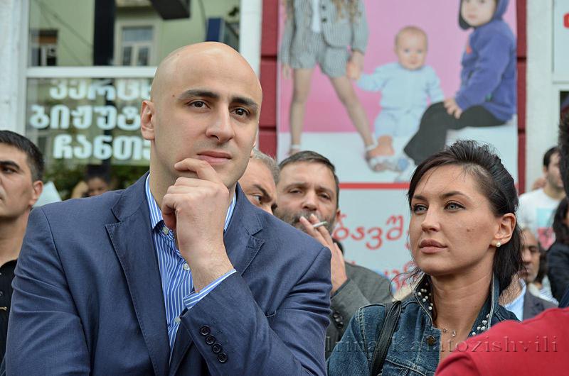 "ავრცელებენ ცნობას, თითქოს პარტიაში დაპირისპირებისას ხელი მოვიტეხე... რეკავენ ჩემს თანამებრძოლებთან და ნუ შეაწუხებთ მათ, მე მოგახსენებთ" - რას წერს ნიკა მელია?