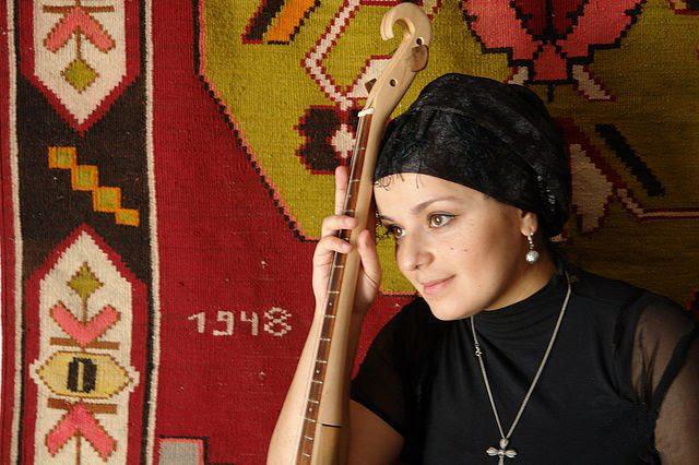 "რომ მითხრა შატილში უნდა გავთხოვდე, გელა დაიაურს მივყვები მთაშიო, ხუმრობა მეგონა" - ქალი, რომლის ხმაც მთაში სულ იქნება: როგორ იხსენებენ თეონა ქუმსიაშვილს ტრაგედიიდან 12 წლის შემდეგ?