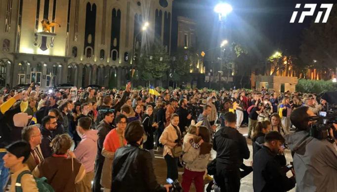 თბილისში უკრაინის მხარდამჭერი აქცია მიმდინარეობს - რა ხდება ამ წუთებში პარლამენტთან