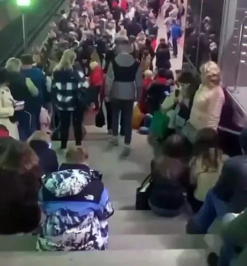 კიევის მეტროსადგურებში მოწყობილი თავშესაფრები ხალხითაა სავსე - ხელისუფლება მოქალაქეებს თავშესაფრებში დარჩენისკენ მოუწოდებს