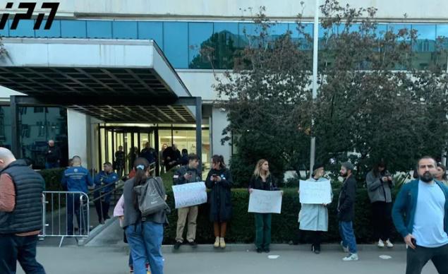 "არა სიკვდილით სავსე ქალაქს" - თბილისის მერიასთან აქცია მიმდინარეობს