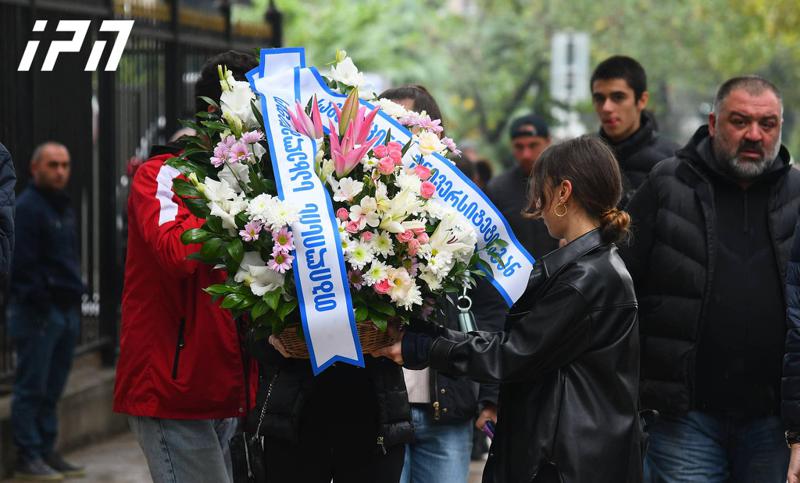 ფოტორეპორტაჟი ვაკის სამების ტაძრიდან, სადაც 13 წლის მარიტა მეფარიშვილის პანაშვიდი მიმდინარეობს