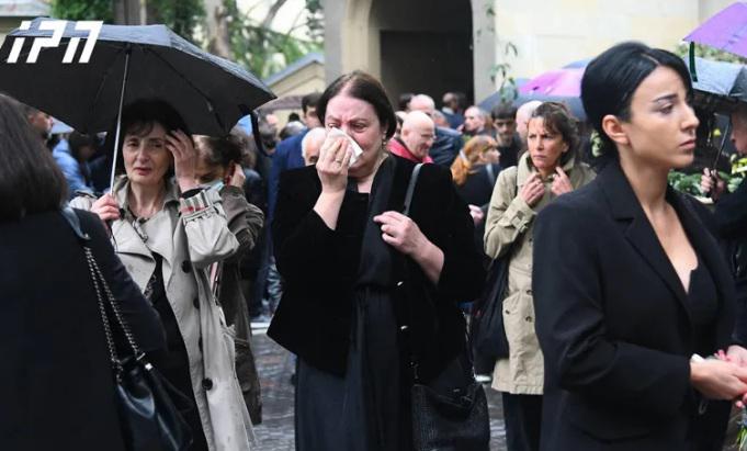13 წლის მარიტა მეფარიშვილი ვაკეში მდებარე სამების ეკლესიიდან გამოასვენეს (ფოტო)