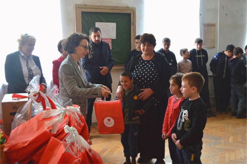 მომავალ თაობაზე ზრუნვის კიდევ ერთი ნაბიჯი „ნიკორასგან“ - კომპანიამ რეგიონების სკოლებს წიგნები და ტექნიკა ჩაუტანა