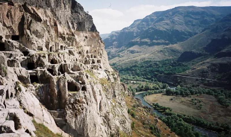 ვარძიის მუზეუმის მიმდებარე ტერიტორიაზე, მთის ფერდობზე ქვათა ცვენა დაიწყო - დაგორდა ლოდები