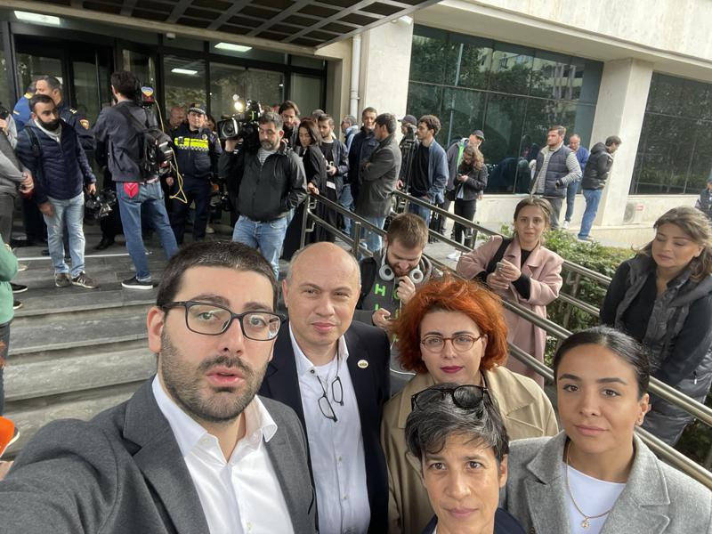 "მოვედით თბილისის მთავრობის სხდომაზე კალაძისთვის კითხვების დასასმელად, დაგვახვედრეს პოლიცია" - რა ხდება თბილისის მერიასთან?