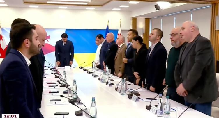 თბილისის მთავრობის წევრებმა 13 წლის მარიტას ხსოვნას წუთიერი დუმილით პატივი მიაგეს - რა განაცხადა კალაძემ ტრაგედიის შემდეგ გამართულ პირველ სხდომაზე?