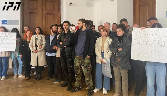 ხმაური თსუ-ში - სტუდენტთა ნაწილი რექტორის მოვალეობის შემსრულებლის არჩევნებს არალეგიტიმურად მიიჩნევს