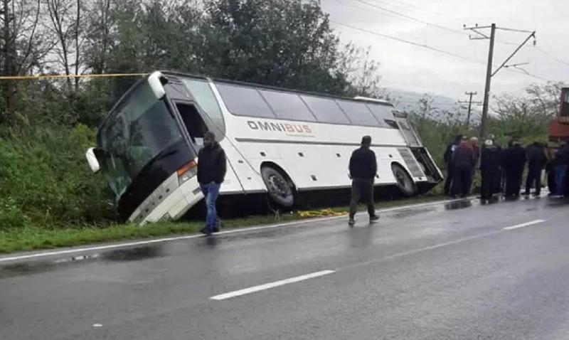 თბილისიდან ზუგდიდის მიმართულებით მოძრავი ავტობუსი გზის სავალი ნაწილიდან გადავარდა