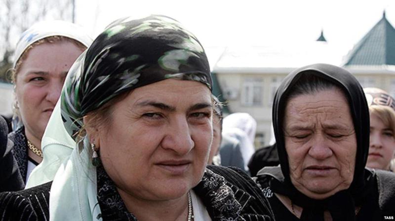 რამზან კადიროვის დედა ვლადიმერ პუტინმა ღირსების ორდენით დააჯილდოვა