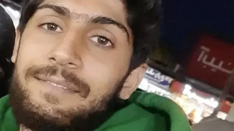 ირანის უსაფრთხოების ძალებმა 21 წლის ბიჭი მას შემდეგ მოკლეს, რაც მან ხელისუფლების მხარდამჭერი პლაკატი ჩამოხია - BBC