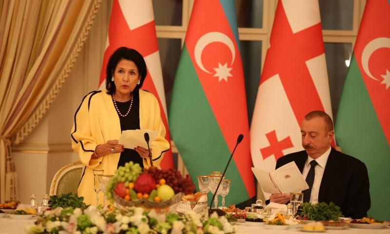 "პრეზიდენტს ყველგან და ყველაფერში იგნორირებას უკეთებენ. ეს ბავშვურ თამაშებს ჰგავს" - რატომ არაფერი იცოდა ალიევის ვიზიტზე პრეზიდენტმა?