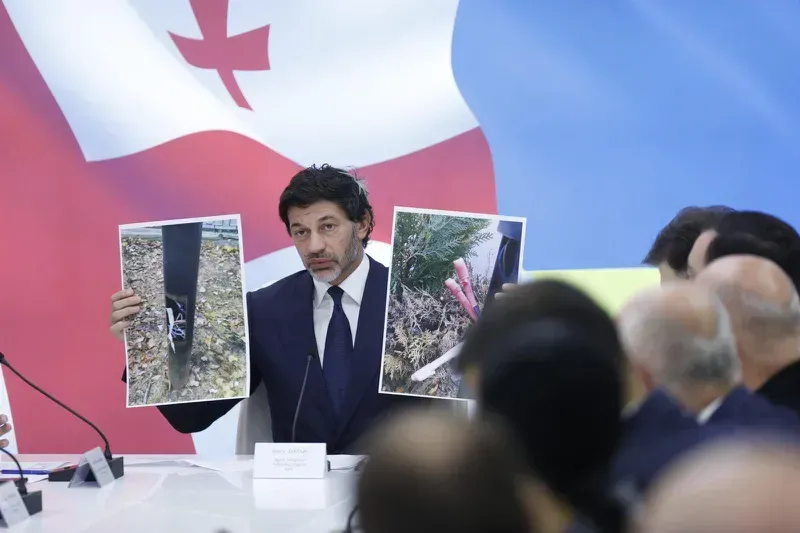 "სკვერებსა და პარკებში განათების ბოძებს აზიანებენ, ხსნიან დამცავ ხუფებს და იპარავენ - მივმართავ ვანდალიზმის ჩამდენ პირებს, რასაც თქვენ აკეთებთ, უმძიმესი დანაშაულია" - კალაძე