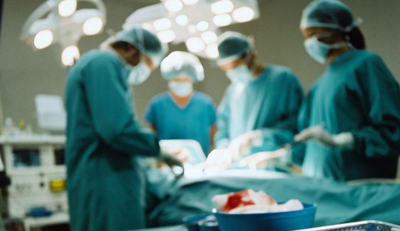 პაციენტი ცნობილ პლასტიკურ ქირურგს მკერდის ოპერაციის არასწორად ჩატარებაში ადანაშაულებს და კლინიკას სასამართლოში უჩივის