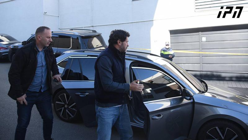 ირაკლი ხახუბიას საცხოვრებელ სახლში "ქართული ოცნების" წარმომადგენლები მიდიან - დეპუტატის ცხედარი ექსპერტიზაზე გადაასვენეს