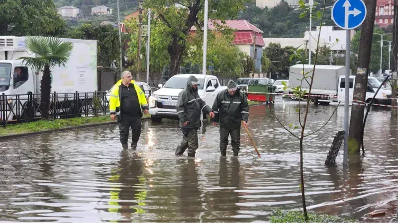 ბათუმში ძლიერი წვიმის შედეგად რამდენიმე ქუჩა დაიტბორა - შემოერთებულ ტერიტორიაზე მიწის მასა ჩამოიშალა