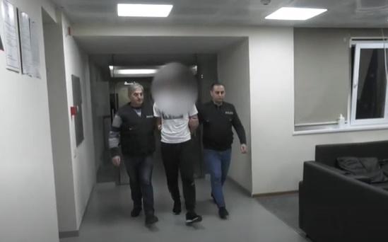 პოლიციამ დააკავა პირი, რომელიც 10 წლის მოზარდს ბინის კარის გაღებას მუქარით აიძულებდა - რა ინფორმაციას ავცრელებს შსს მოქალაქის მიერ გავრცელებული პოსტის შემდეგ?