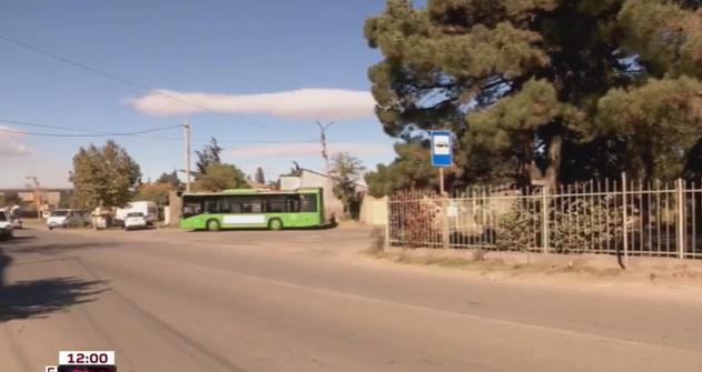 მძღოლი, რომელიც რუსთავში 4 წლის ბავშვს დაეჯახა, დაკავებულია - რას ჰყვებიან თვითმხილველები მომხდარზე: "ბავშვი ავტობუსის ქვემოთ იდგა, ვერ დაინახავდა"