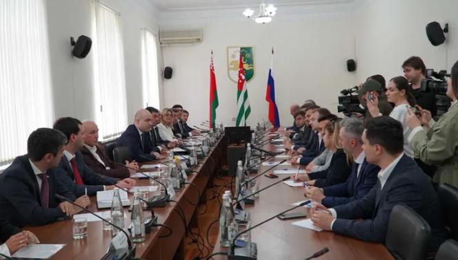 ბელარუსისა და რუსეთის საპარლამენტო კრების დელეგაცია ოკუპირებულ აფხაზეთში ჩავიდა - მედია