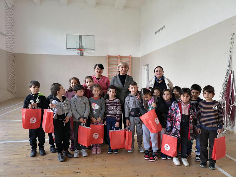 ''ნიკორამ'' კიდევ ორ საჯარო სკოლას პერსონალური კომპიუტერები და სხვა საჭირო ნივთები გადასცა