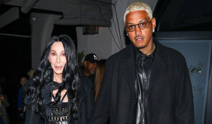 76 წლის შერი 36 წლის რეპერზეა შეყვარებული - წყვილი პაპარაცებთან პირველად გამოჩნდა