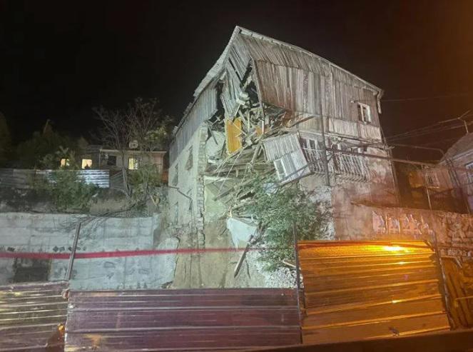 ძველ თბილისში, ხარფუხის ქუჩაზე შენობა ჩამოინგრა